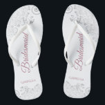 Chanclas Rosa Silver Lace y Dusty Script Bridesmaid Boda<br><div class="desc">Estos elegantes chanclas de bodas son una gran manera de agradecer y reconocer a sus damas de honor, mientras les dan un descanso a sus pies después de un largo día. El bonito diseño presenta un diseño elegante con detalles de encaje gris plateado sobre un fondo blanco y elegantes letras...</div>