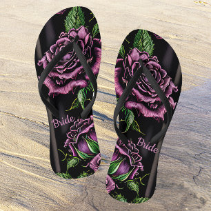 Chanclas Rosas púrpuras a la ventana - estilo gótico