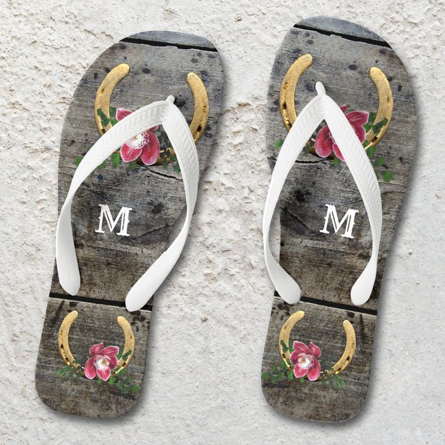 Chanclas Rústico País Herradura Romántica Flip Flops (Romantic design flip flops featuring gold painted horse shoes with flowers on rustic wood - bridal)