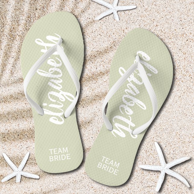 Chanclas Sage de novia y blanco de equipo personalizado (Personalized Team Bride Sage Green and White Flip Flops)