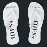 Chanclas Señora el casarse de las novias de los<br><div class="desc">¡Una adición linda a su playa o boda del poolside! Los flips-flopes blancos con la palabra "señora", un corazón rojo y el nombre de las novias se personalizan. Para considerar el tirón a juego del novio los fracasos satisfacen para visitar mi tienda "la princesa de Hungarican" en www.zazzle.com/hungaricanprincess*. Mire en...</div>