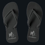 Chanclas Sr. Apellido Flip Flops con Relieve metalizado pla<br><div class="desc">Sr. Apellido Flip Flops con tipografía de Relieve metalizado plateado. Las chanclas pueden emparejarse con la Sra. Gold Flip Flops.</div>