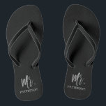 Chanclas Sr. Apellido Flip Flops con Relieve metalizado pla<br><div class="desc">Sr. Apellido Flip Flops con tipografía de Relieve metalizado plateado. Las chanclas pueden emparejarse con la Sra. Gold Flip Flops.</div>