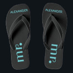 Chanclas Sr. el casarse de los novios de los flips-flopes<br><div class="desc">¡Una adición de la diversión a su playa del destino o boda del poolside! Los flips-flopes de los hombres negros con la palabra "Sr." con el nombre de los novios personalizado. Haga clic el "personalizar él" para cambiar la fuente o el color de la fuente para hacer juego sus colores...</div>