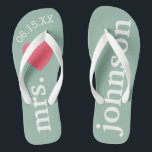 Chanclas Sr. y Sra. Honeymoon Heart - rosa Verde azulado<br><div class="desc">Un diseño perfecto para una boda en la playa o para la luna de miel. Cambie la Sra. al Sr. para hacer un par de coordinación. texto personalizado con fondo rosa sólido.</div>