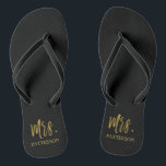 Chanclas Sra. Apellido Flip Flops con Relieve metalizado do<br><div class="desc">Sra. Apellido Flip Flops con tipografía de Relieve metalizado dorado. Las sandalias de giro se pueden emparejar con Mr. Silver Flip Flops.</div>