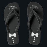 Chanclas Tiempos de remolque y botones Boda Groomsman negro<br><div class="desc">Estas lindas sandalias son una buena manera de agradecer a los padrinos de tu boda. Presentan un diseño lindo y divertido con una corbata blanca y botones en un fondo negro con su nombre y título.</div>