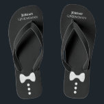 Chanclas Tiempos de remolque y botones Boda Groomsman negro<br><div class="desc">Estas lindas sandalias son una buena manera de agradecer a los padrinos de tu boda. Presentan un diseño lindo y divertido con una corbata blanca y botones en un fondo negro con su nombre y título.</div>