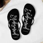 Chanclas Tipografía contemporánea "Bridesmaid"<br><div class="desc">Flip-flops del partido Bridal personalizado con una tipografía de escritura elegante y moderna. Personalizar con el monograma de la novia y el novio, fecha de boda y nombre de la dama de honor. ¿Buscando un color personalizado? Sin más. Envíe su solicitud a heartlockedstudio en gmail punto com y le regresaremos...</div>