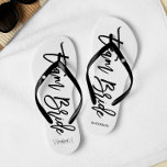 Chanclas Tipografía de guiones "Novia de equipo"<br><div class="desc">Flip-flops del partido Bridal personalizado con una tipografía de escritura elegante y moderna. Personalizar con el monograma de la novia y el novio, fecha de boda y nombre de la dama de honor. ¿Buscando un color personalizado? Sin más. Envíe su solicitud a heartlockedstudio en gmail punto com y le regresaremos...</div>