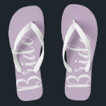 Chanclas Tipografía de novia Boda púrpura Flip Flops<br><div class="desc">Nuestras sandalias de novia son perfectas para la novia.</div>