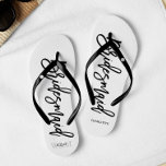 Chanclas Tipografía moderna "Bridesmaid"<br><div class="desc">Flip-flops del partido Bridal personalizado con una tipografía de escritura elegante y moderna. Personalizar con el monograma de la novia y el novio, fecha de boda y nombre de la dama de honor. ¿Buscando un color personalizado? Sin más. Envíe su solicitud a heartlockedstudio en gmail punto com y le regresaremos...</div>
