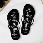 Chanclas Tipografía moderna "doncella de honor"<br><div class="desc">Flip-flops del partido Bridal personalizado con una tipografía de escritura elegante y moderna. Personalizar con el monograma de la novia y el novio, fecha de boda y nombre de la empleada de honor para un diseño único. ¿Buscando un color personalizado? Sin más. Envíe su solicitud a heartlockedstudio en gmail punto...</div>