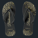 Chanclas Tiras de encaje dorado Boda elegante de la dama de<br><div class="desc">Estos elegantes chanclas de bodas son una gran manera de agradecer y reconocer a sus damas de honor, mientras les dan un descanso a sus pies después de un largo día. El bonito diseño presenta un diseño elegante con detalles de encaje dorado sobre un fondo negro clásico y elegantes letras...</div>