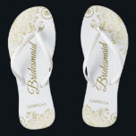 Chanclas Tiras de encaje dorado Boda elegante de la dama de<br><div class="desc">Estos elegantes chanclas de bodas son una gran manera de agradecer y reconocer a sus damas de honor, mientras les dan un descanso a sus pies después de un largo día. El bonito diseño presenta un diseño elegante con detalles de encaje dorado sobre un fondo blanco y elegantes letras de...</div>