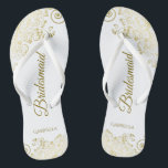 Chanclas Tiras de encaje dorado Boda elegante de la dama de<br><div class="desc">Estos elegantes chanclas de bodas son una gran manera de agradecer y reconocer a sus damas de honor, mientras les dan un descanso a sus pies después de un largo día. El bonito diseño presenta un diseño elegante con detalles de encaje dorado sobre un fondo blanco y elegantes letras de...</div>