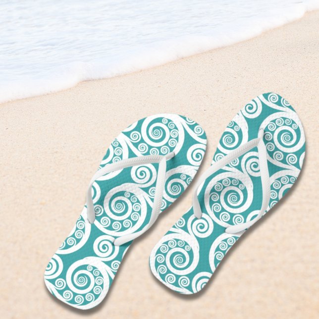 Chanclas Torbellino Turquesa de verano inspirado en la natu (Summer Turquoise Nature-inspired Curly Swirls Flip Flops)