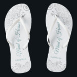 Chanclas Traje de plata y doncella de Moda Verde azulada de<br><div class="desc">Estas hermosas chancletas de boda son una gran manera de agradecer y reconocer a su empleada de honor mientras salva sus pies al mismo tiempo. Presenta un diseño elegante con encaje gris plateado sobre fondo blanco y elegantes letras de guiones turquesa o verde azulada. En el test se lee Maid...</div>