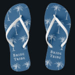 Chanclas Tribu de la novia Azul Blanco Tropical Palm Tree<br><div class="desc">Este divertido rocío tropical de palmeras con las palabras "tribu de novias" en blanco sobre el fondo azul (color del año 2020) es el regalo perfecto para una ducha de novia para un destino de playa tropical o un boda al aire libre.</div>