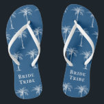 Chanclas Tribu de la novia Azul Blanco Tropical Palm Tree<br><div class="desc">Este divertido rocío tropical de palmeras con las palabras "tribu de novias" en blanco sobre el fondo azul (color del año 2020) es el regalo perfecto para una ducha de novia para un destino de playa tropical o un boda al aire libre.</div>