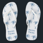 Chanclas Tribuna de novia Azul Árbol de palmas tropicales<br><div class="desc">Estas divertidas palmeras tropicales con estampados florales con las palabras "tribu de novias" en azul (color del año 2020) sobre un fondo blanco son el regalo perfecto para una ducha de novia para un destino de playa tropical o un boda al aire libre.</div>
