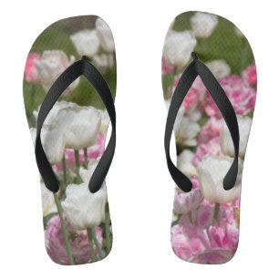 Chanclas Tulipanes blancos y rosados brillantes en un día s