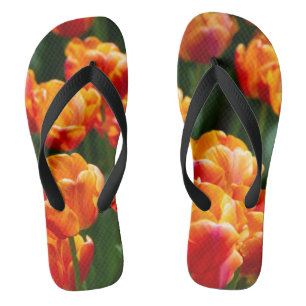 Chanclas Tulipanes naranjas brillantes en el parque