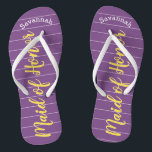 Chanclas Una empleada de honor, amarillo dorado y morado<br><div class="desc">Patrón de bandas blancas amarillas doradas - Cambie a cualquier color haciendo clic en personalizar. Y di lo que quieras. Haz de estos unos pequeños "flops" que tengan tu mensaje. ¡Habla de la playa! Personalizado con su nombre o cualquier otro título o su texto aquí. ¡Puede cambiar el color del...</div>