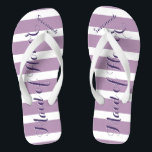 Chanclas Una empleada doméstica de honor morado o de cualqu<br><div class="desc">Patrón de rayas de lino púrpura y lavanda - Cambiar a cualquier color haciendo clic en personalizar. Y di lo que quieras. Haz de estos unos pequeños "flops" que tengan tu mensaje. ¡Habla de la playa!</div>