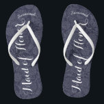 Chanclas Una empleada doméstica de honor personalizada de c<br><div class="desc">Patrón de Damasco blanco y naval - Cambiar a cualquier color haciendo clic en personalizar. Y di lo que quieras. Haz de estos unos pequeños "flops" que tengan tu mensaje. ¡Habla de la playa! Personalizado con su nombre o cualquier otro título o su texto aquí. ¡Puede cambiar el color del...</div>