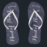 Chanclas Una empleada doméstica de honor personalizada de c<br><div class="desc">Patrón de Damasco blanco y naval - Cambiar a cualquier color haciendo clic en personalizar. Y di lo que quieras. Haz de estos unos pequeños "flops" que tengan tu mensaje. ¡Habla de la playa! Personalizado con su nombre o cualquier otro título o su texto aquí. ¡Puede cambiar el color del...</div>