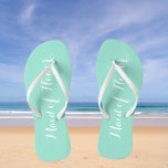 Chanclas Una empleada doméstica de honor que trabaja en el<br><div class="desc">Dé un regalo a sus bodas damas de honor con estos elegantes chanclas de la doncella de honor que son de un moderno color marino junto con un guión blanco y estilizado para complementar tu esquema de color boda similar. Seleccione el tamaño del pie junto con otras opciones. Usted puede...</div>