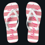 Chanclas Una empleada doméstica de honor rosa o cualquier c<br><div class="desc">Patrón de bandas rosadas: cambie a cualquier color haciendo clic en personalizar. Y di lo que quieras. Haz de estos unos pequeños "flops" que tengan tu mensaje. ¡Habla de la playa! damas de honor, despedida de soltera, costa costera tropical costera costera, playa de crucero oceánico, regalos de fiesta de bodas,...</div>