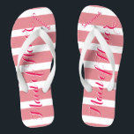 Chanclas Una empleada doméstica de honor rosa o cualquier c<br><div class="desc">Patrón de bandas rosadas: cambie a cualquier color haciendo clic en personalizar. Y di lo que quieras. Haz de estos unos pequeños "flops" que tengan tu mensaje. ¡Habla de la playa! damas de honor, despedida de soltera, costa costera tropical costera costera, playa de crucero oceánico, regalos de fiesta de bodas,...</div>
