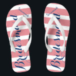 Chanclas Una empleada doméstica de honor y rosa<br><div class="desc">Patrón de franjas rosadas y navales personalizadas: cambie a cualquier color haciendo clic en personalizar. Y di lo que quieras. Haz de estos unos pequeños "flops" que tengan tu mensaje. ¡Habla de la playa!</div>
