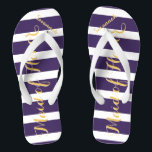 Chanclas Una empleada doméstica personalizada de honor mora<br><div class="desc">Patrón de rayas amarillas y púrpuras: cambie a cualquier color haciendo clic en personalizar. Y di lo que quieras. Haz de estos unos pequeños "flops" que tengan tu mensaje. ¡Habla de la playa!</div>