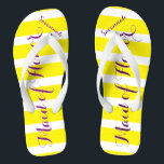 Chanclas Una empleada doméstica personalizada de honor mora<br><div class="desc">Rayas amarillas y blancas Patrón Beso púrpura - Cambiar amarillo y ciruela a cualquier color haciendo clic en personalizar. Y di lo que quieras. Haz de estos unos pequeños "flops" que tengan tu mensaje. ¡Habla de la playa!</div>