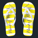 Chanclas Una empleada doméstica personalizada de honor mora<br><div class="desc">Patrón de rayas de ciruelas amarillas y púrpuras - Cambiar a cualquier color haciendo clic en personalizar. Y di lo que quieras. Haz de estos unos pequeños "flops" que tengan tu mensaje. ¡Habla de la playa!</div>