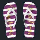 Chanclas Una empleada doméstica personalizada de honor mora<br><div class="desc">Patrón de rayas de ciruelas amarillas y púrpuras - Cambiar a cualquier color haciendo clic en personalizar. Y di lo que quieras. Haz de estos unos pequeños "flops" que tengan tu mensaje. ¡Habla de la playa!</div>