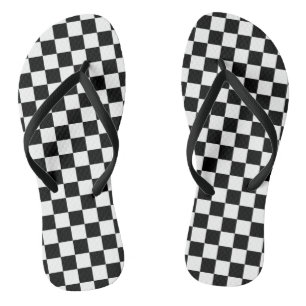 Chanclas Verificadores blancos y negros en la playa