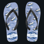 Chanclas Vintage Blue White Chinoiserie Crane Boda Groom<br><div class="desc">El diseño presenta un patrón de chinoiserie vintage de grúas voladoras de color azul y blanco y una tipografía de palabras bodas clásicas. Es genial para el novio, ya que añade una elegante dosis de glam a tu día de moda chinoiserie, fiesta de soltera u otra celebración. ♥ Personalizar con...</div>