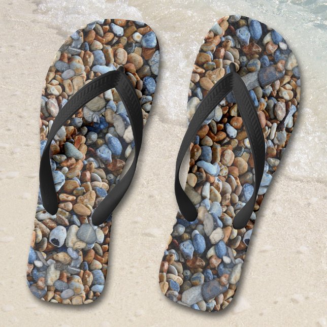 Chanclas Volteado de patrón de guijarros de playa (Flip flops featuring a pattern with beach pebbles)