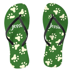Chanclas White dog paws on green