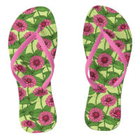 Zinnias rosas sobre verde claro