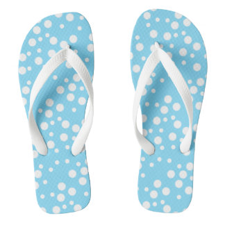 Chancletas azul claro con lunares blancos que llam