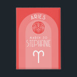 Chapa Aries Personalizado Birthday Zodiac - Foto Diseño<br><div class="desc">Personalice este botón con una fecha de nacimiento y un nombre. Un diseño personalizado con el signo zodiaco - Aries - más rasgos de personalidad, información y constelación. Una combinación de colores intenso y enérgico rojo y naranja - asociada a Aries es el diseño principal detrás de todos los detalles...</div>