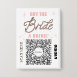 Chapa Bachelorette Venmo Código QR Comprar A La Novia Un<br><div class="desc">¡Asegúrate de que la novia no tenga que pagar por una sola bebida con el gran botón de código QR de la Bachelorette Party Venmo! ¡Compra uno para toda la fiesta de la soltera! Simplemente agrega tu propia imagen de código de Venmo, PayPal o Cash App QR. ¡Todos en el...</div>
