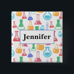 Chapa Beakers and Flask Fun Science Pattern with Name<br><div class="desc">Botón con un patrón divertido y colorido. Los investigadores científicos vivirán con vasos y frascos de diferentes formas y tamaños en colores alegres y brillantes.</div>