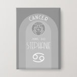 Chapa Cáncer de Zodiaco de Cumpleaños personalizado - Di<br><div class="desc">Personalice este botón con una fecha de nacimiento y un nombre. Un diseño personalizado con el signo zodiaco - Cáncer - más rasgos de personalidad, información y constelación. Un color plateado tranquilizador - asociado con el cáncer es el diseño principal detrás de todos los detalles del Zodiac. ¡Un gran regalo...</div>