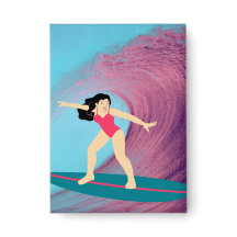 Chica surfeando al atardecer.